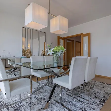 Апартаменты Charm 3bdr W/balcony By Lovelystay