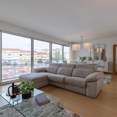 Apartment Charm 3bdr W/balcony By Lovelystay *