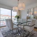 Charm 3bdr W/balcony By Lovelystay Lägenhet