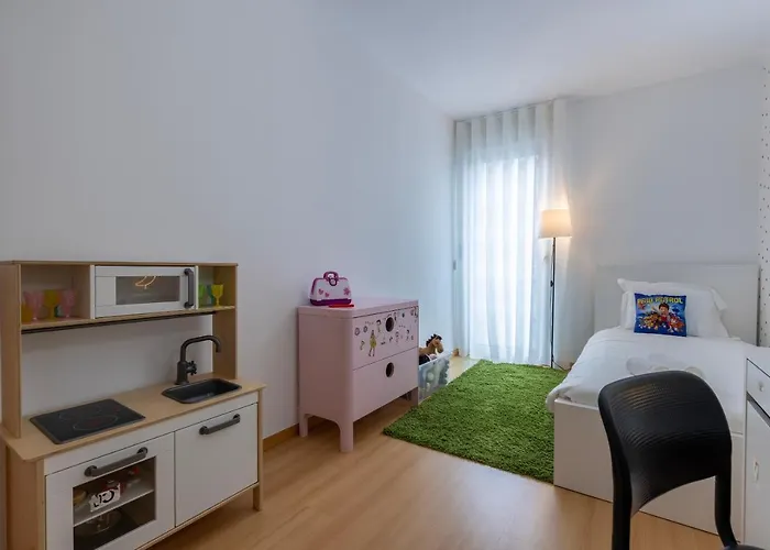 Charm 3bdr W/balcony By Lovelystay