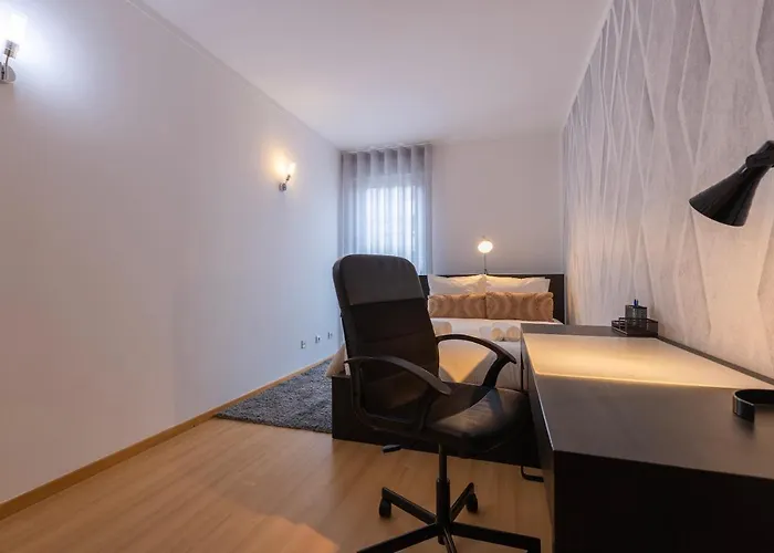 Charm 3bdr W/balcony By Lovelystay